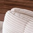 Otočná stolička v krémovej farbe s kordovým čalúnením – AKITA