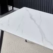 Márványhatású fehér kerámia étkezőasztal fekete fém lábakkal, 130×70 cm ( )