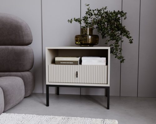 Magas komód kasmír színben fekete elemekkel fekete fogantyúkkal – MAGGIORE MA06